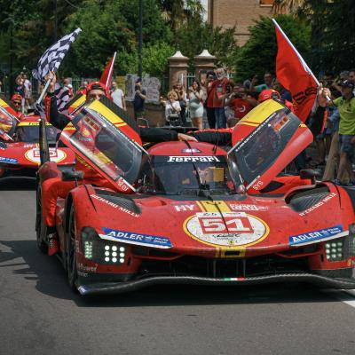C Maiorana Giuseppe Casorate Primo C1 La Ferrari 499p Vincitrice A Le Mans 2023 Sfila Per Le Vie Di Maranello